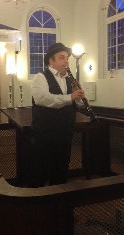 Ich spiele Klarinet mit dem Hut.